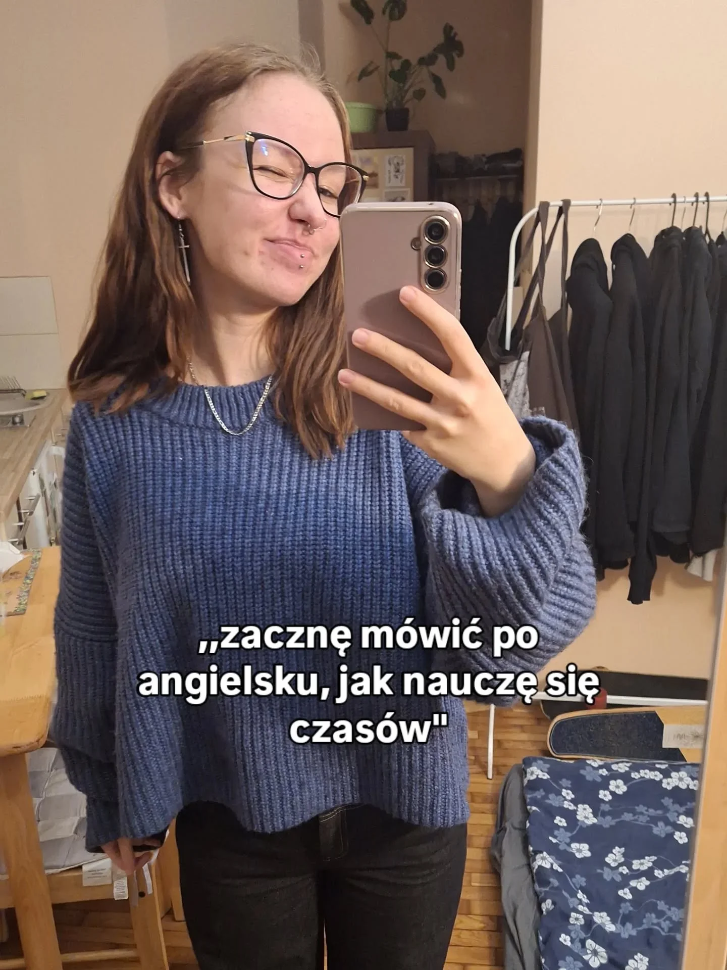 Najgorsze co możesz dla siebie zrobić, to odkładać m&oacute;wienie po angielsku na p&oacute;źniej.

Im szybciej wyrobisz sobie (dobry) nawyk m&oacute;wienia - nawet, jeśli jeszcze brakuje Ci sł&oacute;wek i czas&oacute;w, tym lepiej!

Wiedza przyjdzi