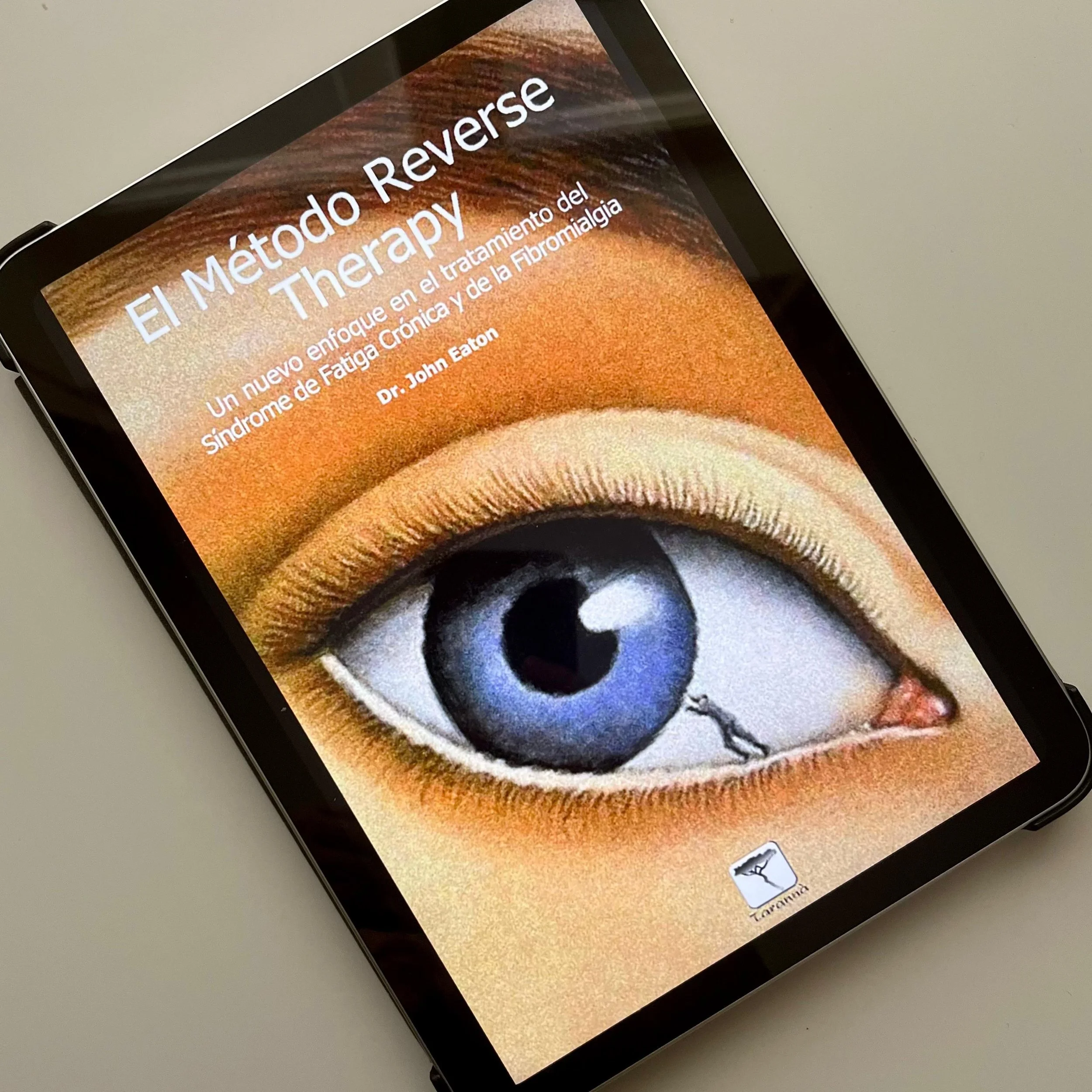 Portada de libro con un ojo azul y párpados tono piel, texto en español sobre método de terapia y síndrome de fatiga crónica, autor Dr. John Eaton.