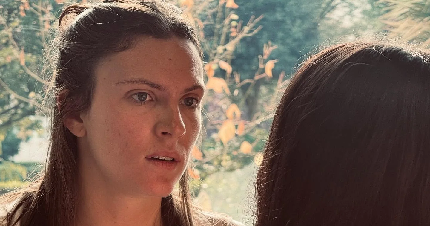 🎬CLASES DE INTERPRETACI&Oacute;N FRENTE A C&Aacute;MARA 🎬

Hoy trabajamos una escena con dos alumnas en nuestro entrenamiento actoral para el actor y la actriz, explorando la verdad en primer plano, la escucha y el pulso emocional que exige la c&aa