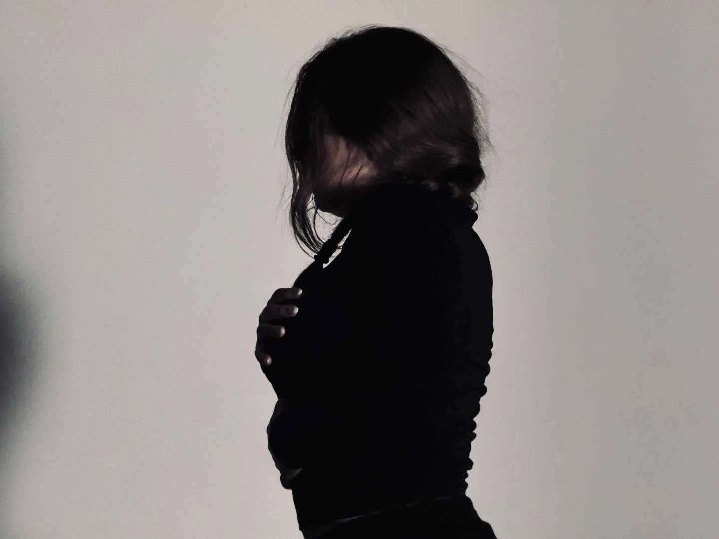 La investigaci&oacute;n esc&eacute;nica es un territorio de b&uacute;squeda: un espacio donde el cuerpo, la emoci&oacute;n y la palabra se encuentran antes de convertirse en teatro. No parte de una verdad cerrada, sino de una pregunta. Una duda que i