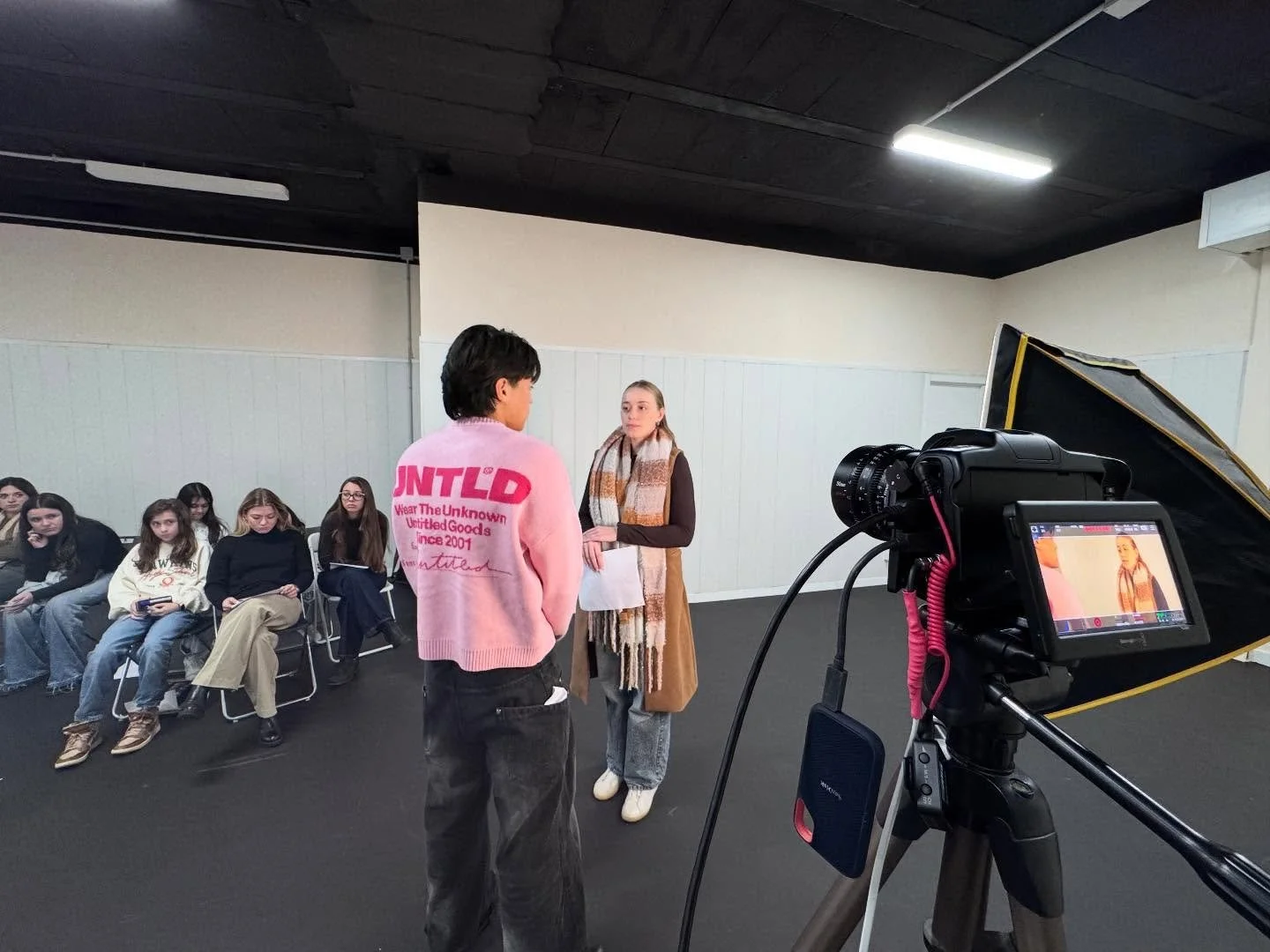 🎭YA ESTAMOS DE VUELTA🎬

Las clases ya comenzaron.
El espacio volvi&oacute; a llenarse de cuerpos atentos, miradas abiertas y preguntas vivas.

🎥 Interpretaci&oacute;n frente a c&aacute;mara
Escuchar. Afinar. Sostener la verdad en el plano corto.
T