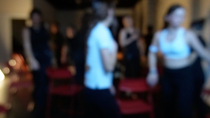 Inicio de proceso 🎭
En el Laboratorio no comenzamos montando escenas; comenzamos entrenando la escucha, la presencia y la capacidad de habitar la incomodidad. Antes de construir personajes o resolver situaciones, trabajamos el cuerpo como herramient