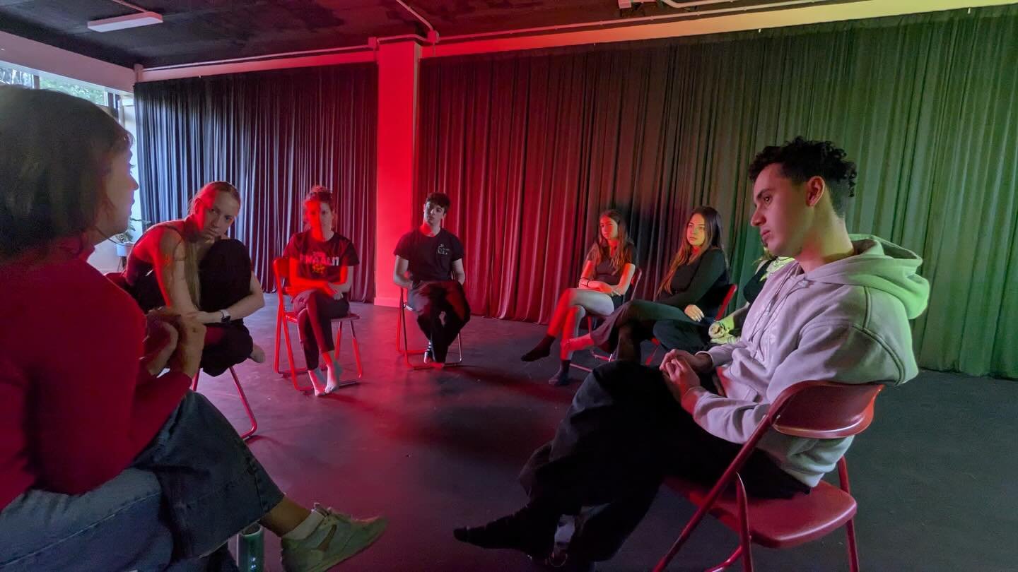 Preparar unas pruebas como las de la RESAD no va solo de aprender un mon&oacute;logo.
Va de entender qui&eacute;n eres en escena.
De afinar tu instrumento: cuerpo, voz, pensamiento.
De sostener una mirada propia frente a un tribunal.
En LABORATORIO E