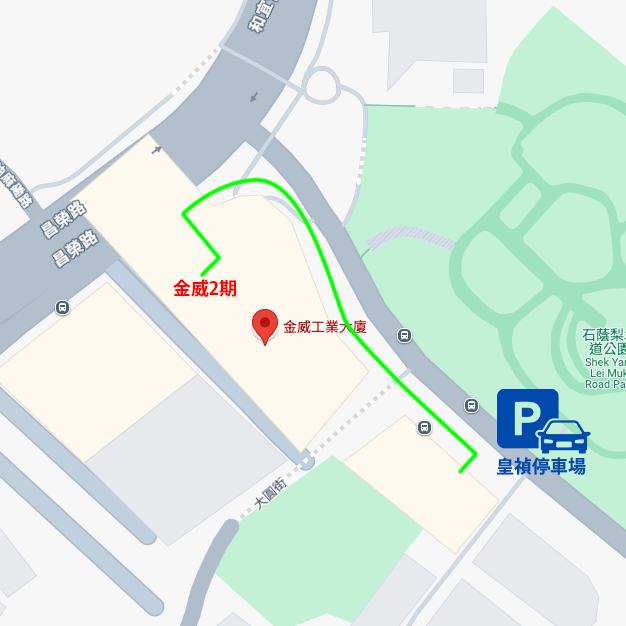 Map showing driving directions from a parking lot marked with a blue 'P' to a location labeled in Chinese characters, with a green route line and roads, green park area, and surrounding buildings.