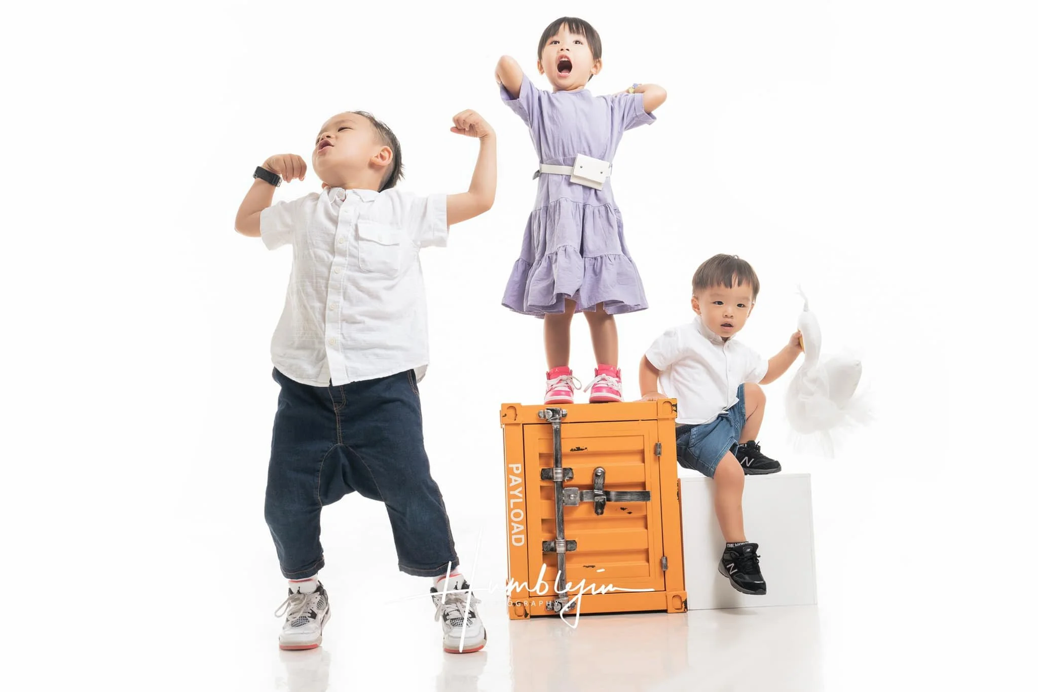 兄妹開心樂園 - 喺無縫影棚玩到癲, Siblings' happy paradise - Going wild in cyclorama studio