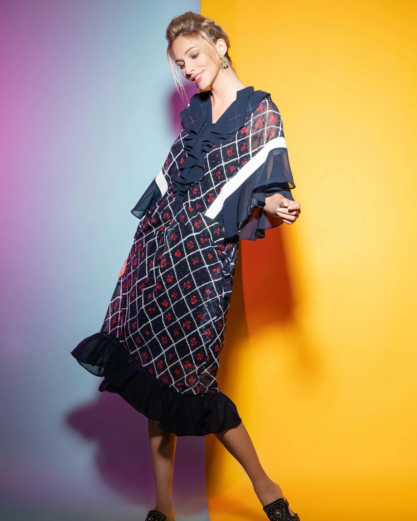 彩色背景時裝相 - 香港影樓服裝目錄拍攝, Color backdrop fashion photography - HK studio apparel catalog shoot