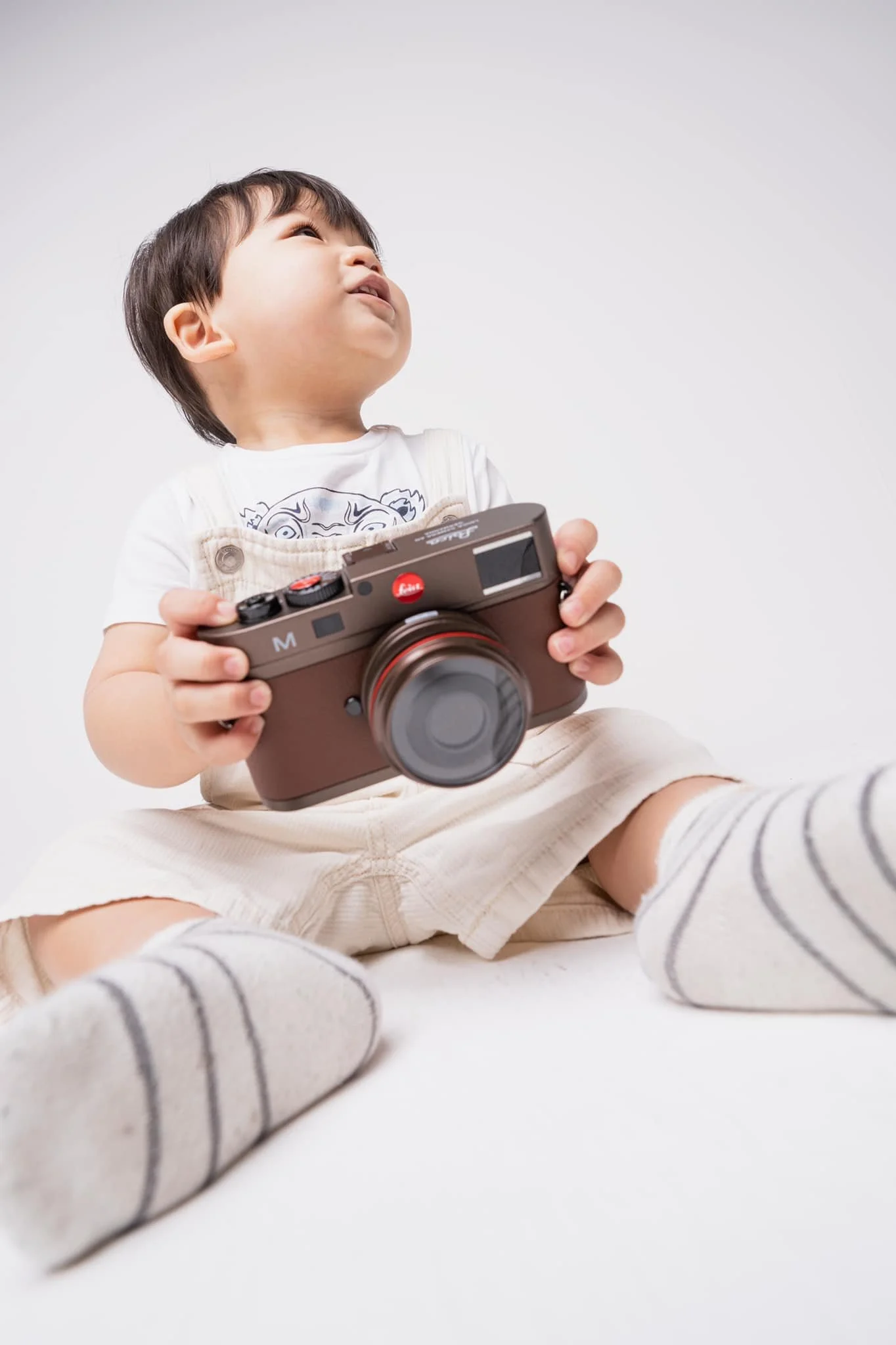 BB仔扮攝影師 - 拎住玩具相機超得意, Baby playing photographer - Adorable with toy camera