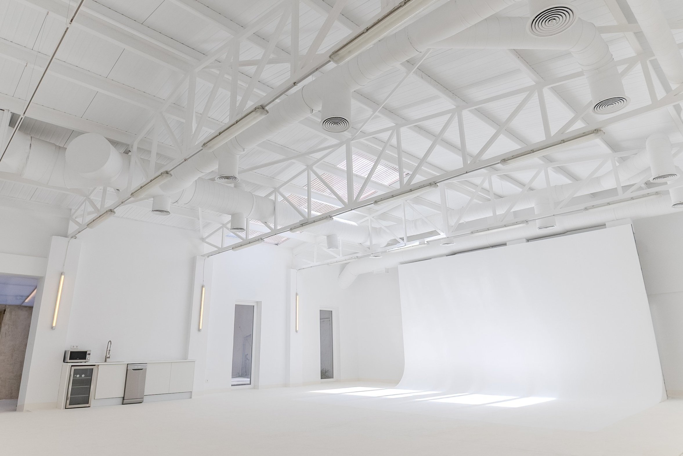 Space and studio with high ceilings, cyclorama and bright natural light.