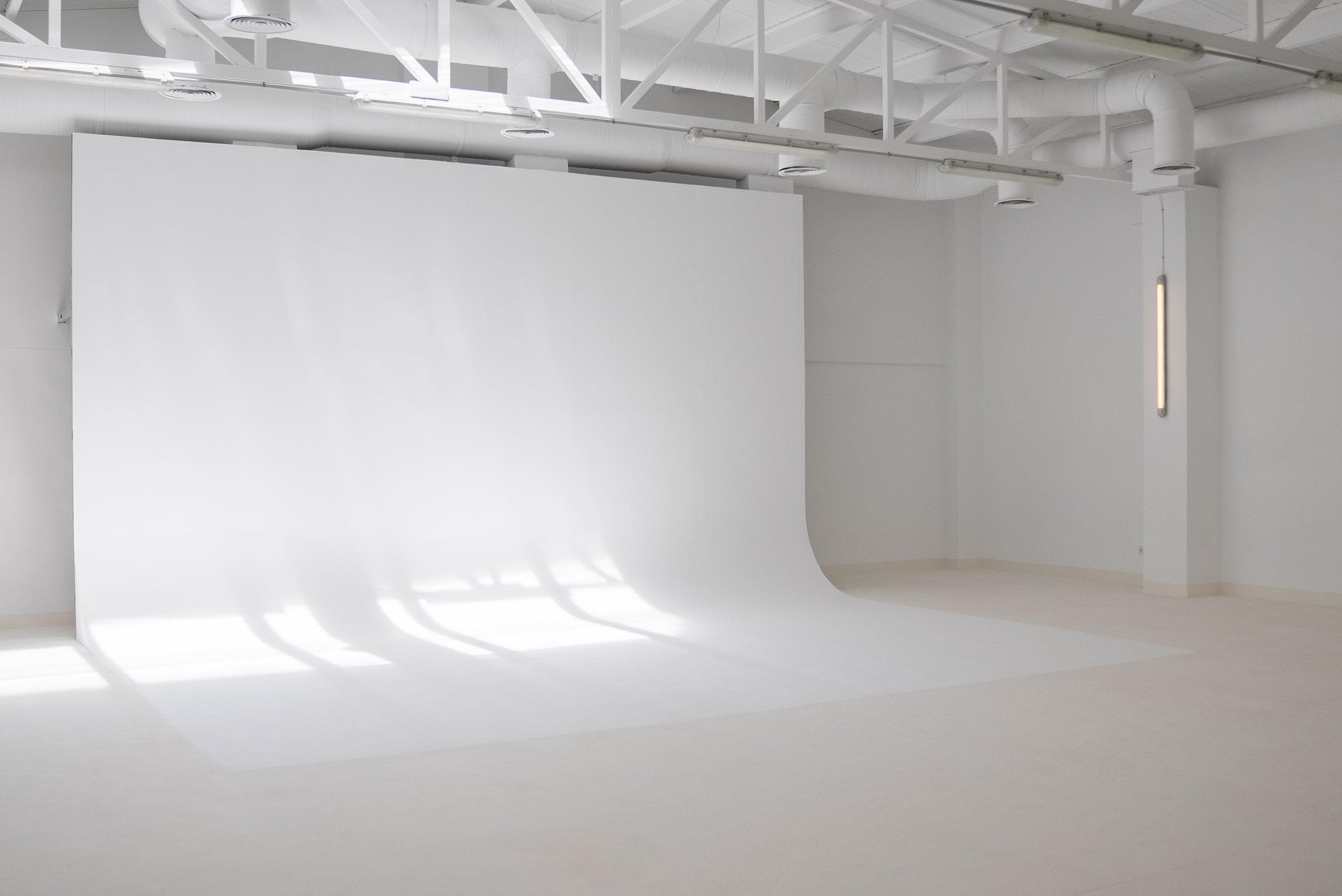 Space and studio with high ceilings, cyclorama and bright natural light.