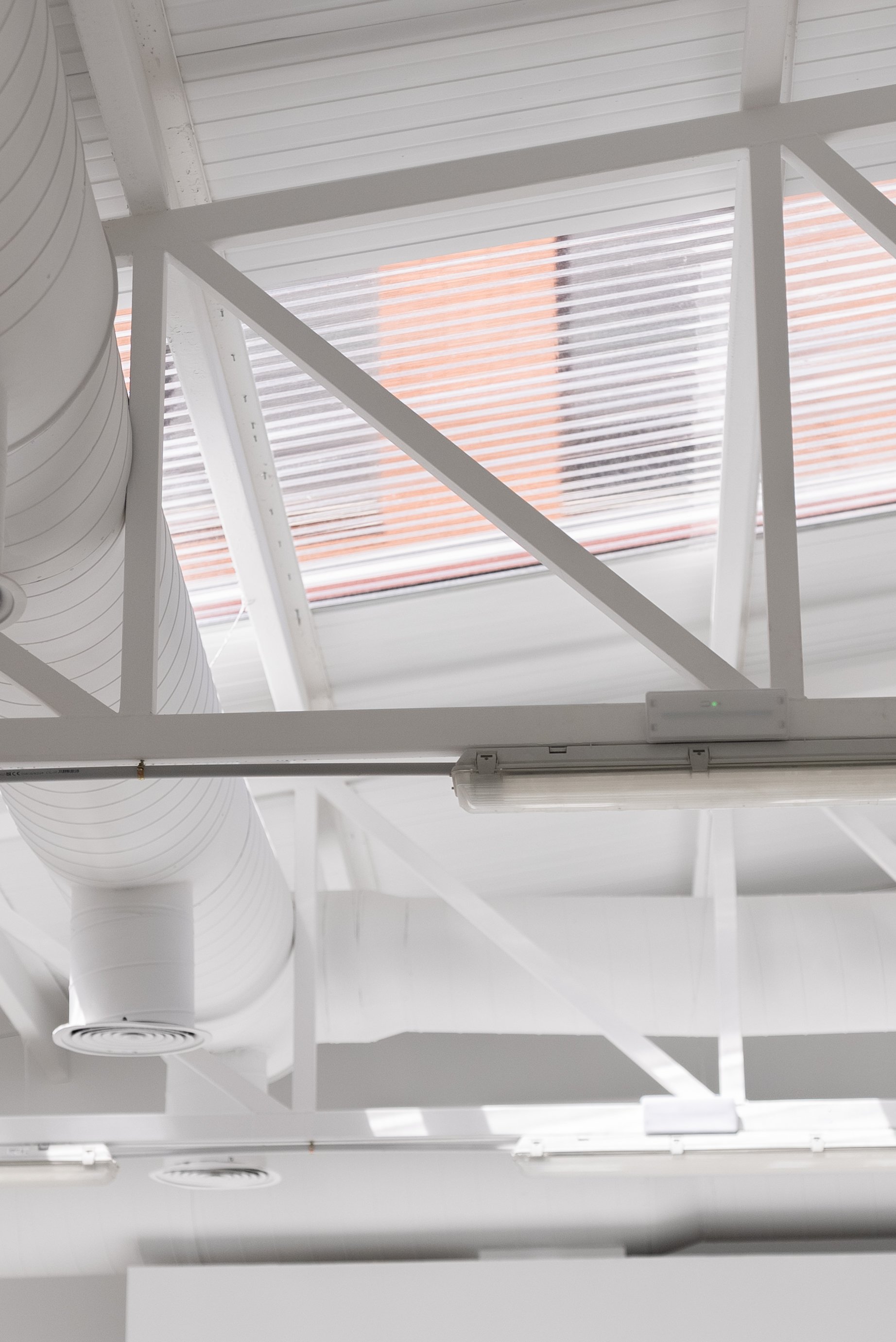 Space and studio with high ceilings, cyclorama and bright natural light.
