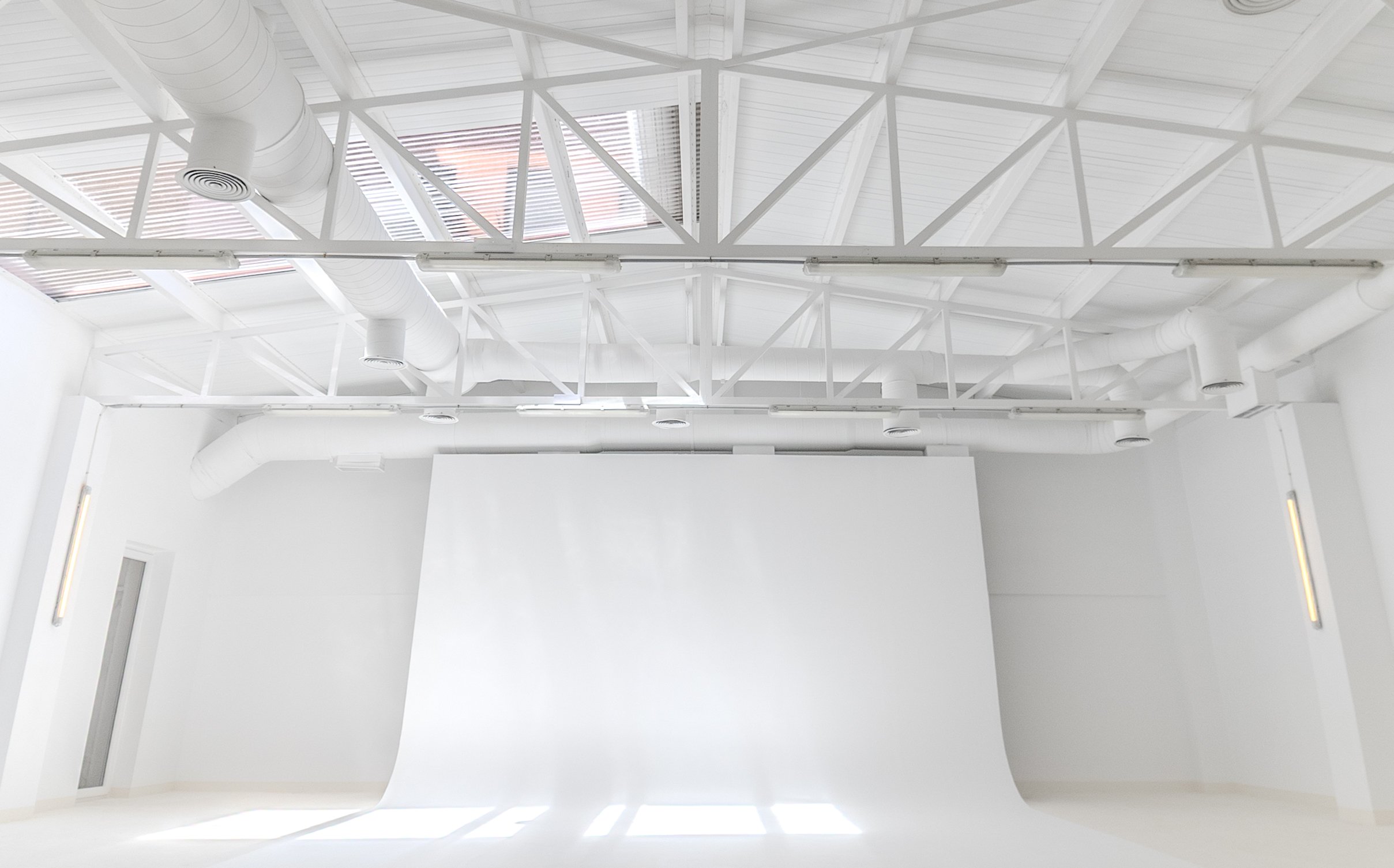 Space and studio with high ceilings, cyclorama and bright natural light.