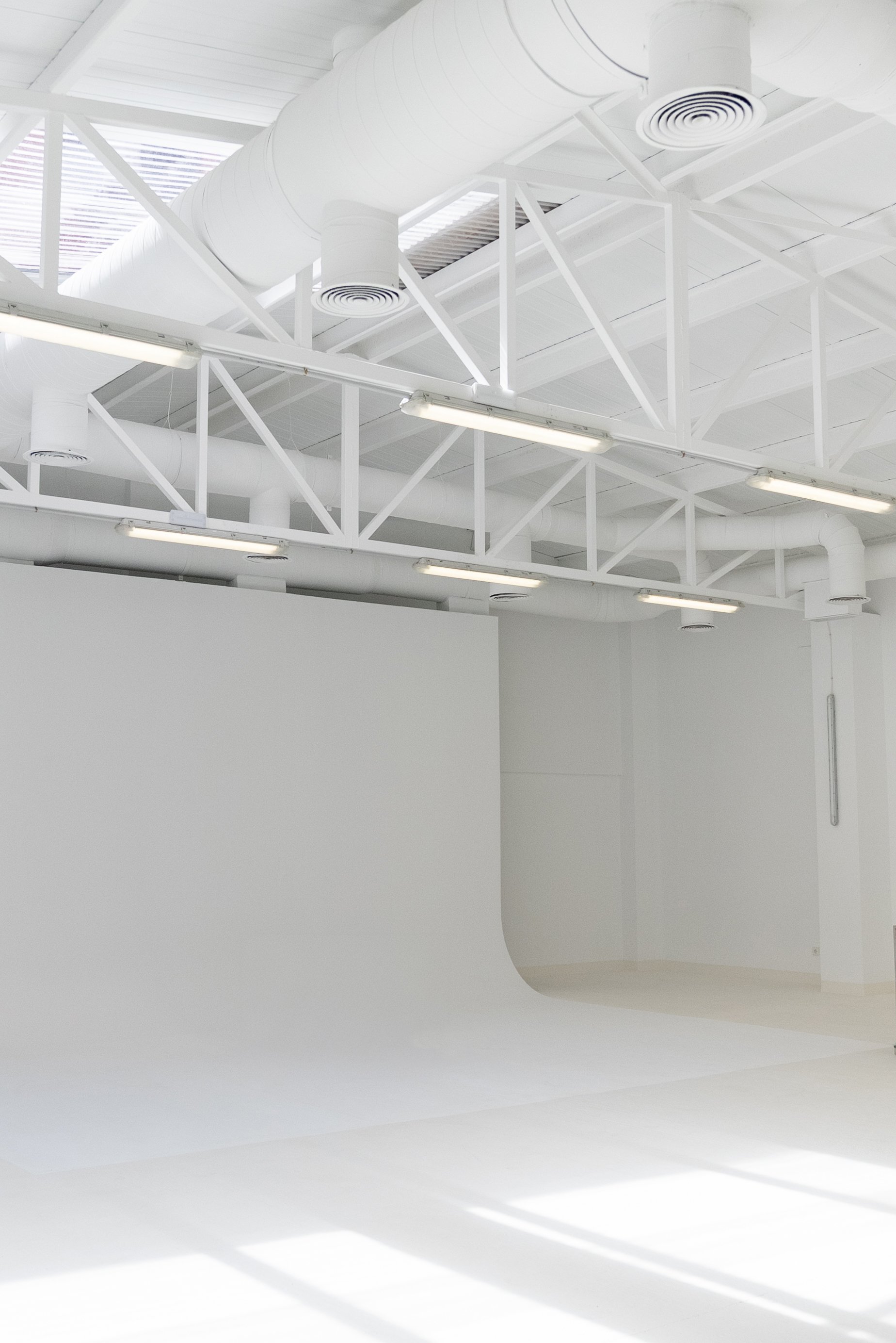 Space and studio with high ceilings, cyclorama and bright natural light.