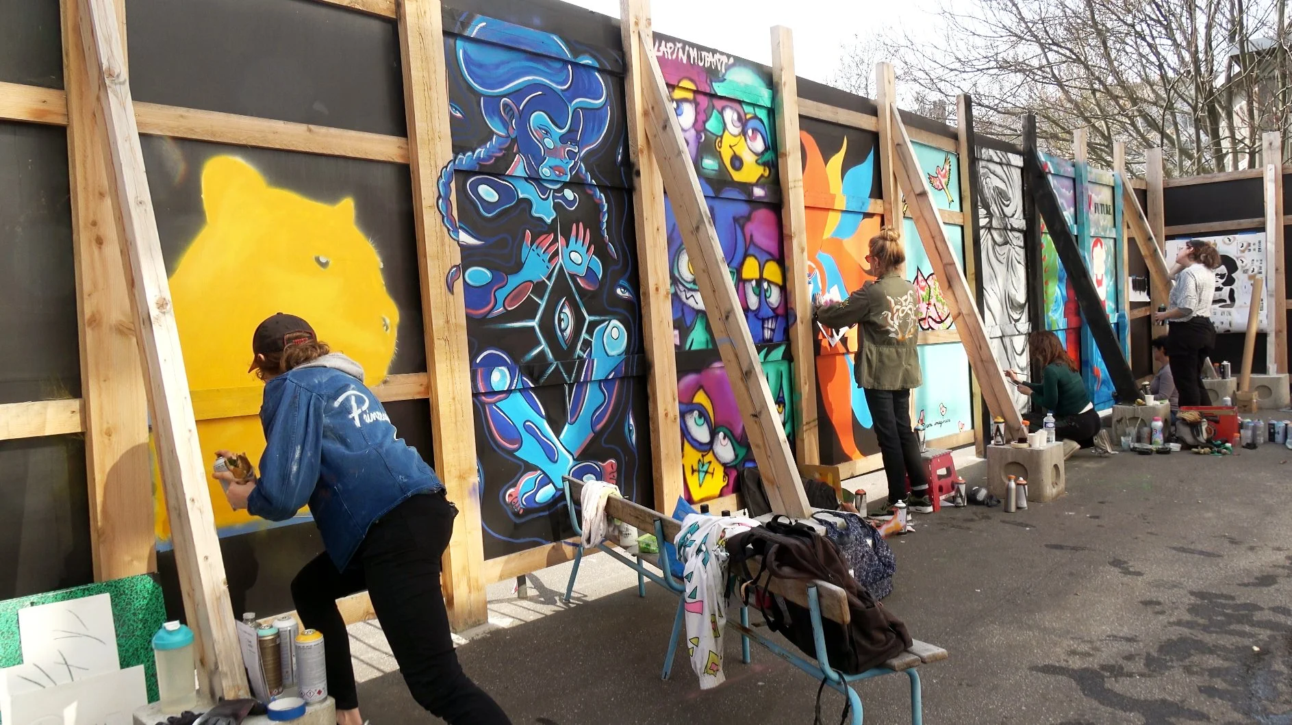 Pulvériser ensemble : quarante graffeuses parisiennes illuminent un centre d’hébergement