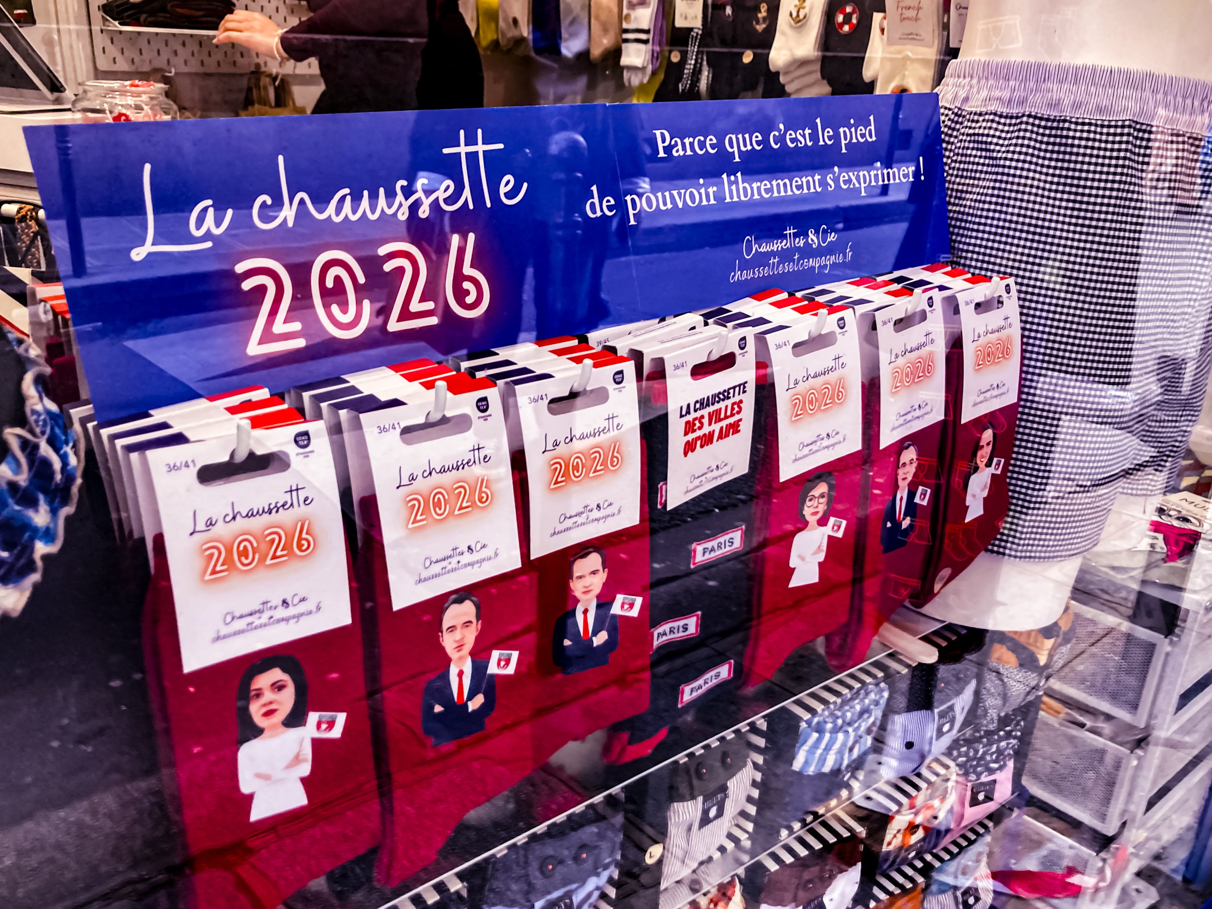 Élection en difficulté ? Mieux vaut attaquer avec des pieds malodorants : les chaussettes à l’effigie des candidats à la mairie de Paris sont en vente