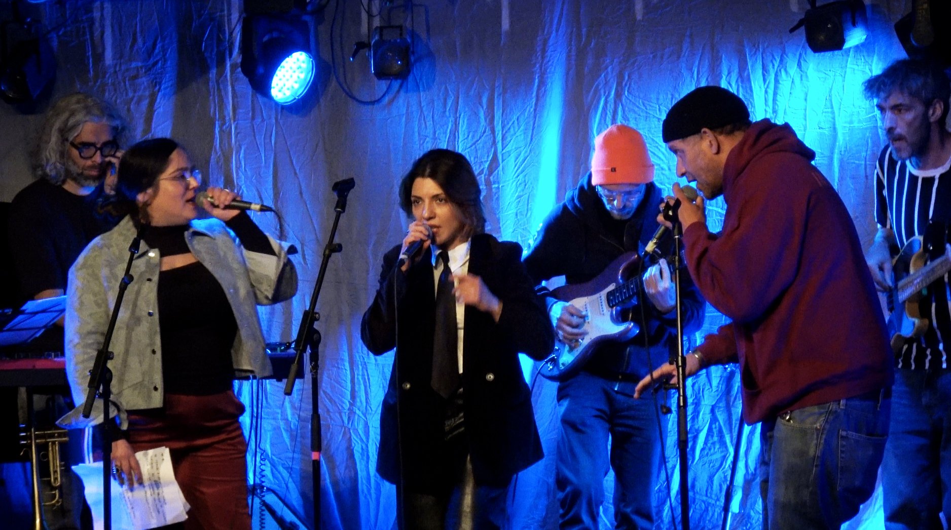 Des rappeurs iranienne et américaine chantent ensemble à Paris pour soutenir les victimes de la guerre