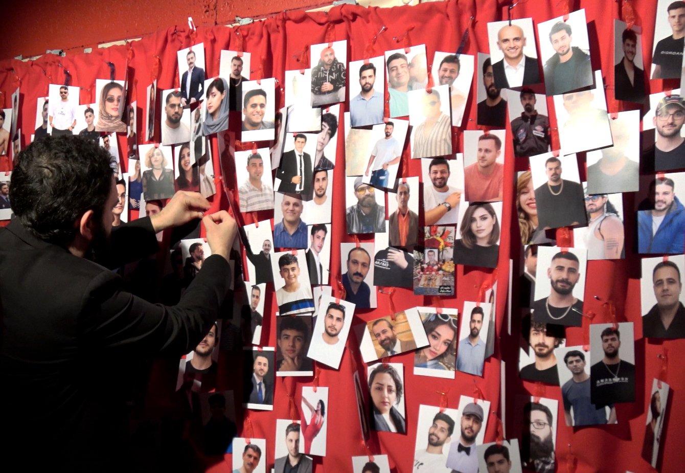 Pas seulement des chiffres : lors d’un concert iranien à Paris, les noms des victimes de la guerre sont lus à voix haute