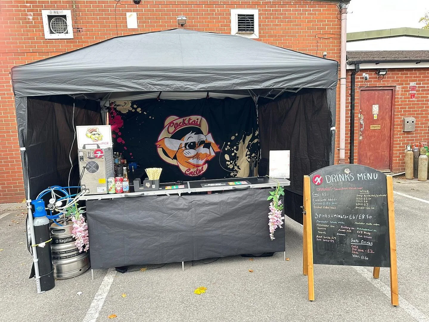 Pints pouring all day over @so.retro.events in Urmston!

Come and say hello, grab a pint and some fresh vintage gear!! 

@thevenueurmston until 4pm 🍻
