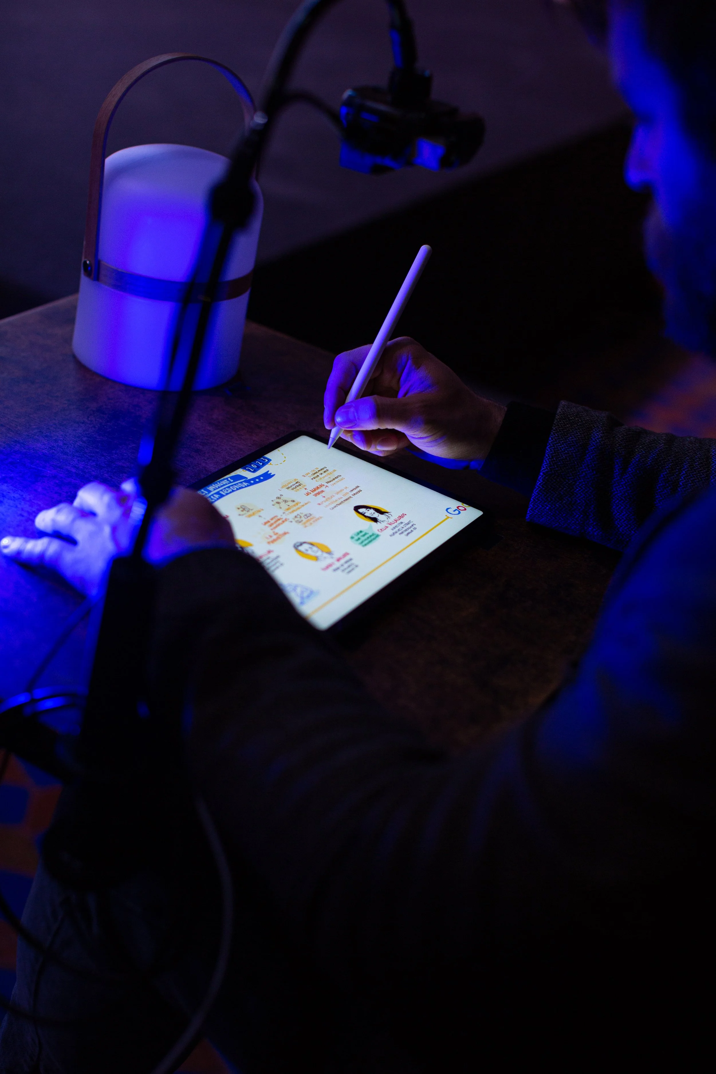 Grillo Visual Thinking en un live graphic recording en una tableta dibujando en directo, en un ambiente oscuro con luz azul