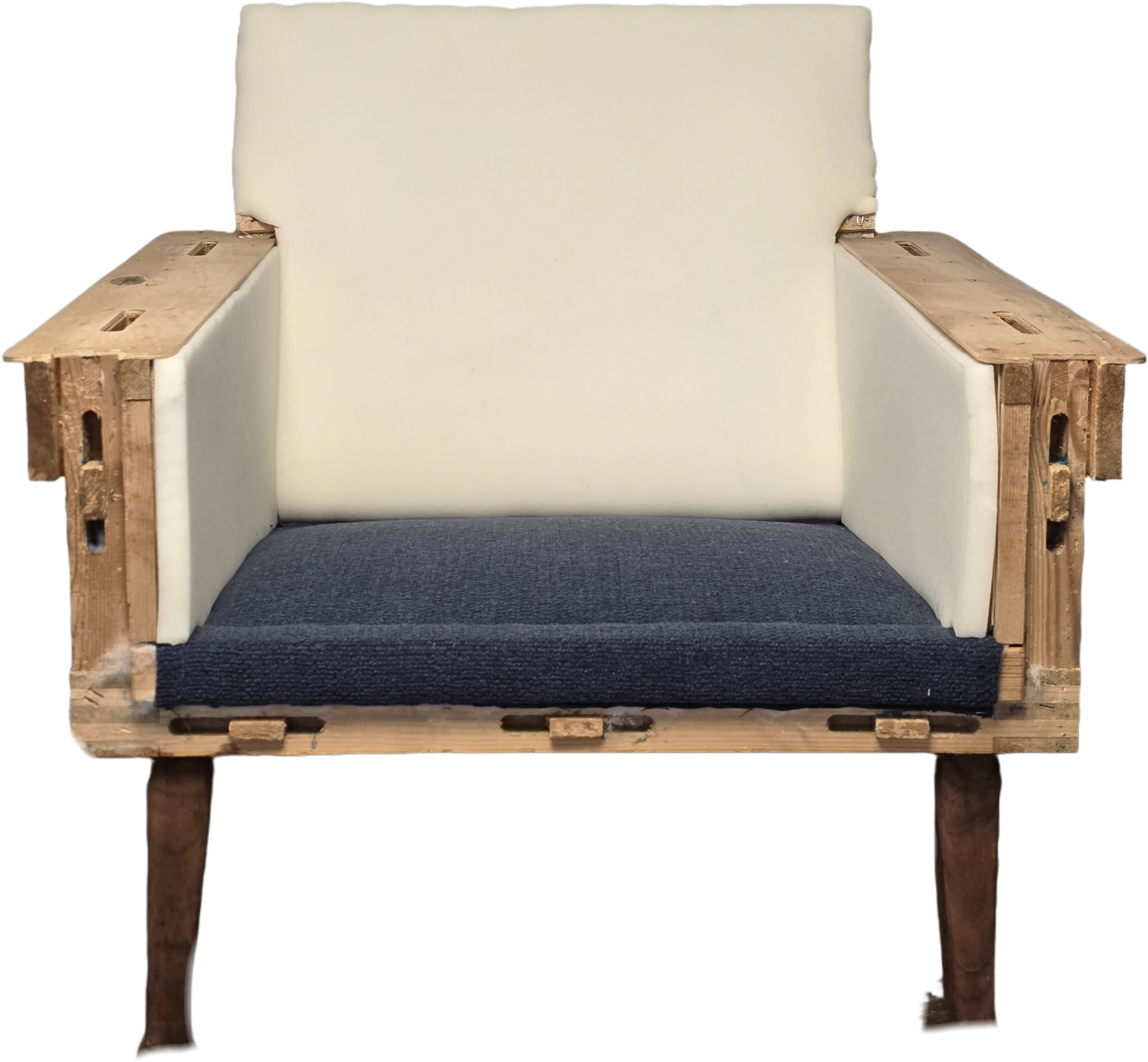 En soffa med en träram, vit vaddering på armstöden och ryggstödet, samt en mörkblå sittdyna.