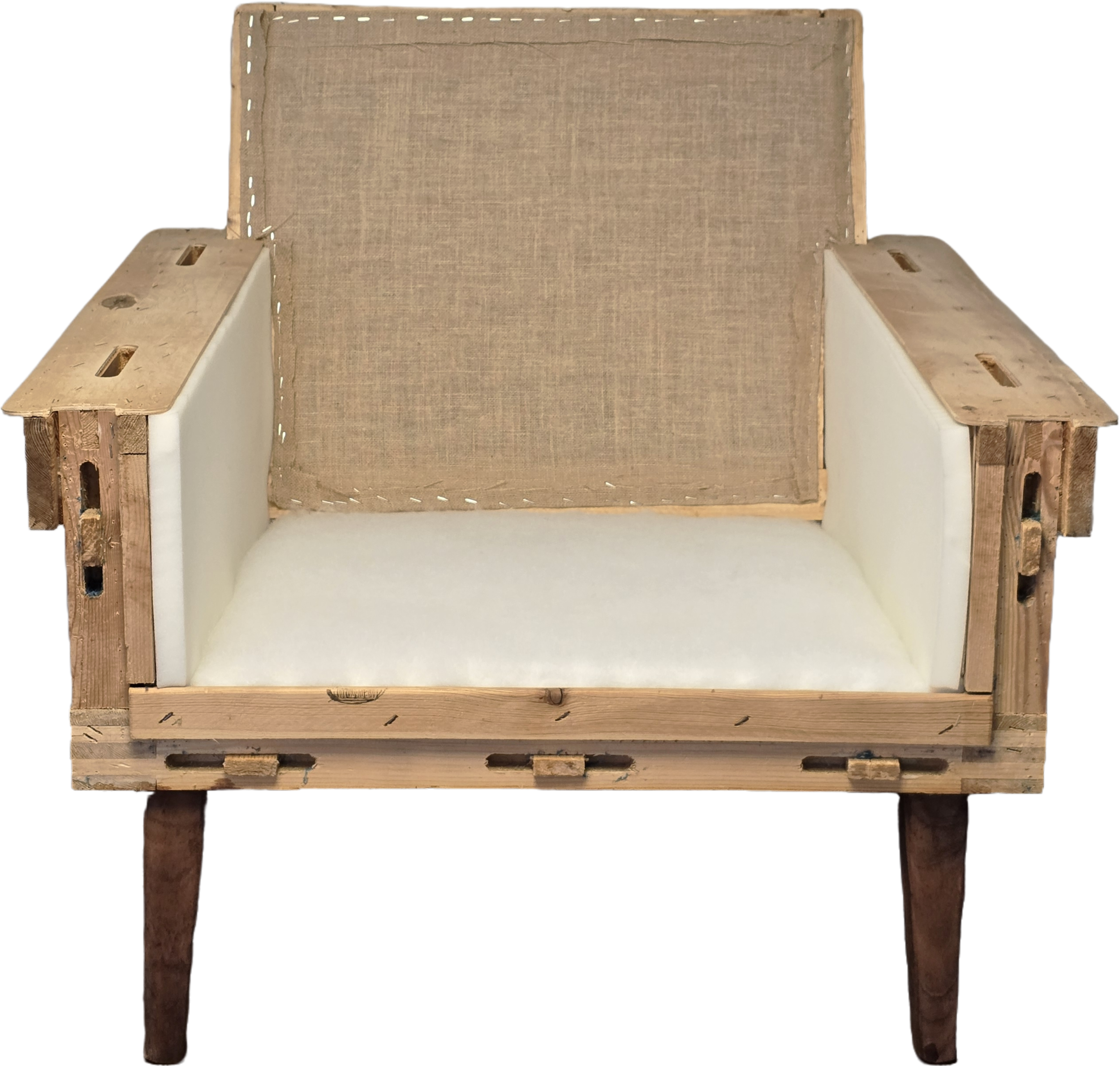 En barstol med träkonstruktion och vit stoppning, saknar sits