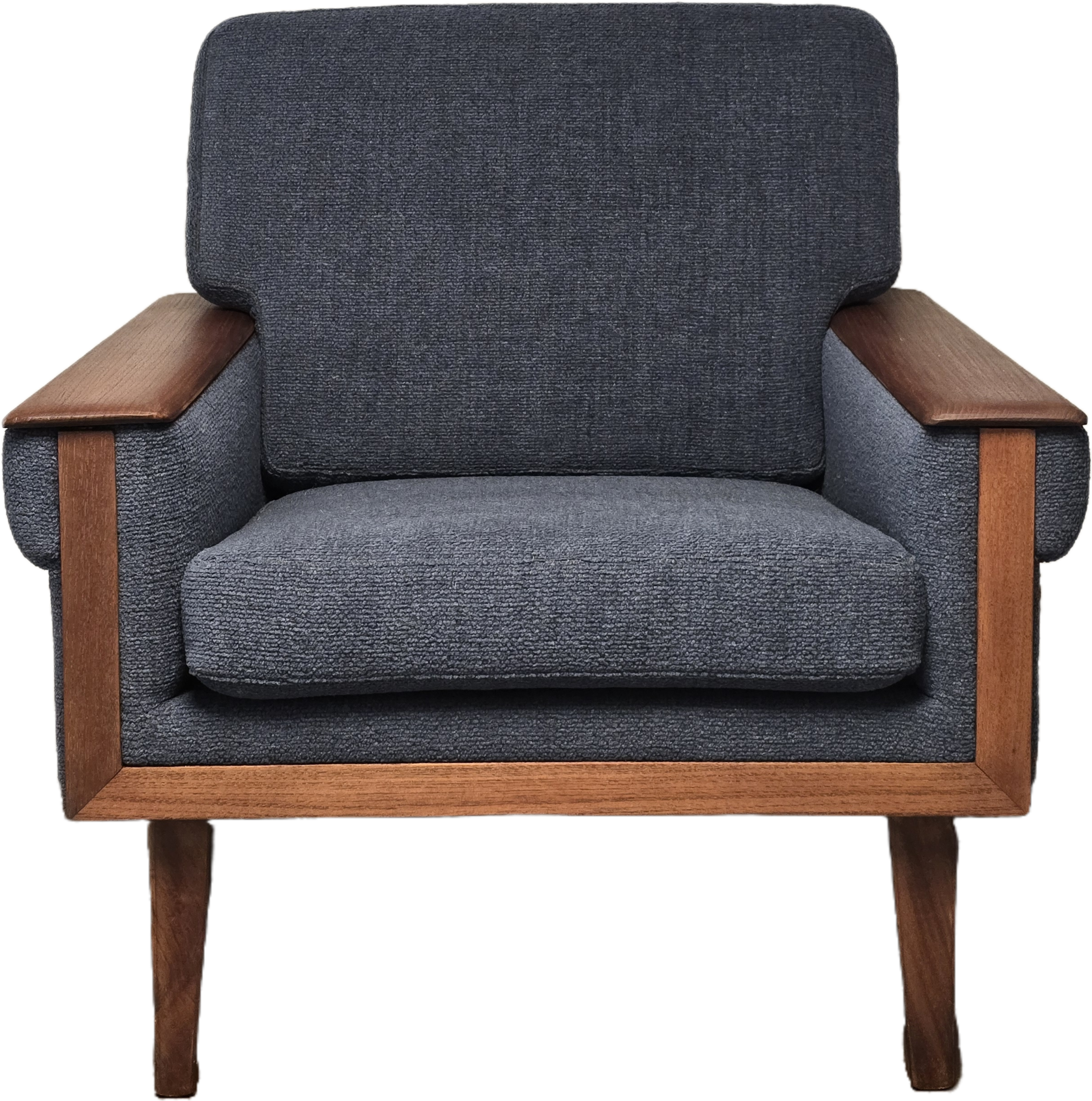 En vintage fåtölj med mörkblått tyg och trädetaljer på armstöden och benen.
