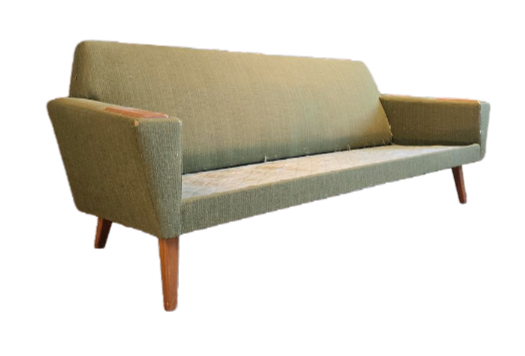 En grön soffmöbel med träben