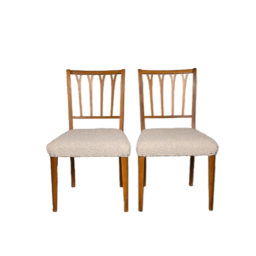 Två trästolar omklädda i vitt fluffigt tyg