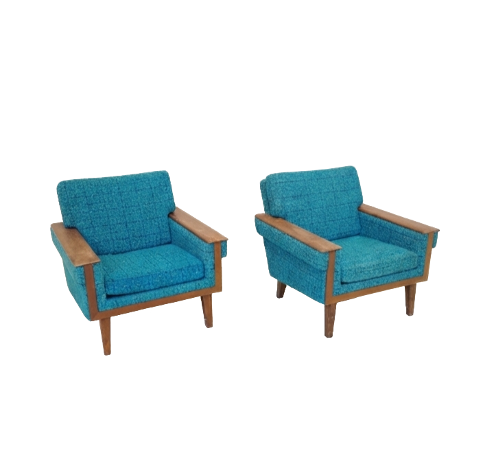 Två blåa fåtöljer med träarmstöd står på en vit bakgrund.