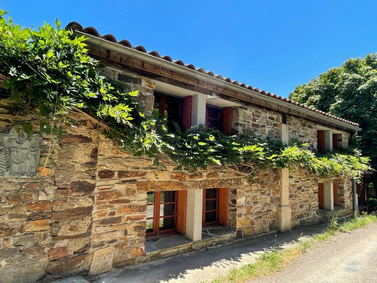 Soulful lunch and rest time

Free afternoons for hiking, swimming, massage or even doing nothing at all
Gentle breathwork or evening meditation
Shared meals, starlit chats, and space to integrate