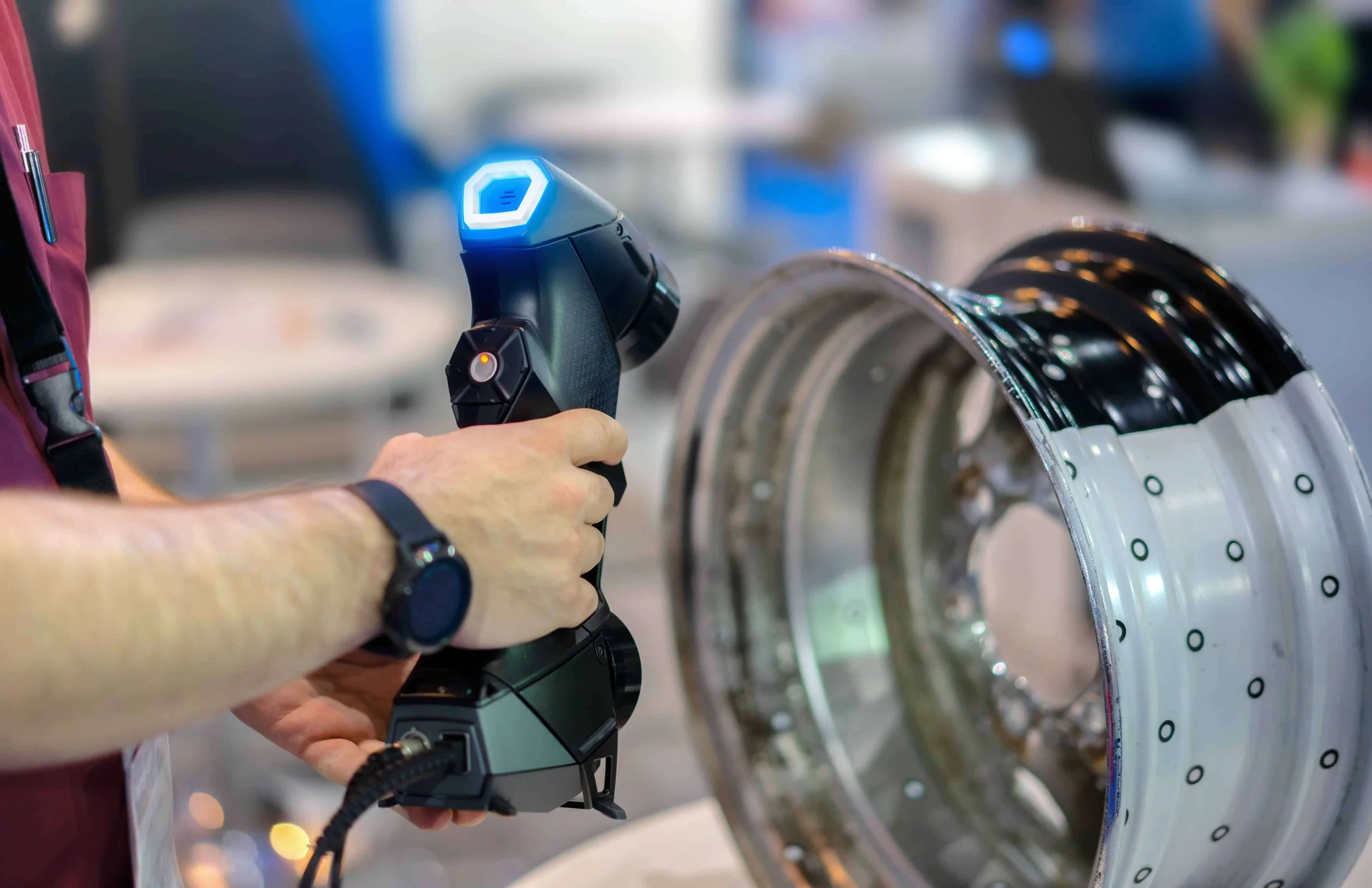 a worker using a 3D scanner to make a scan of the object which can be used to model a perfect foam-fit case