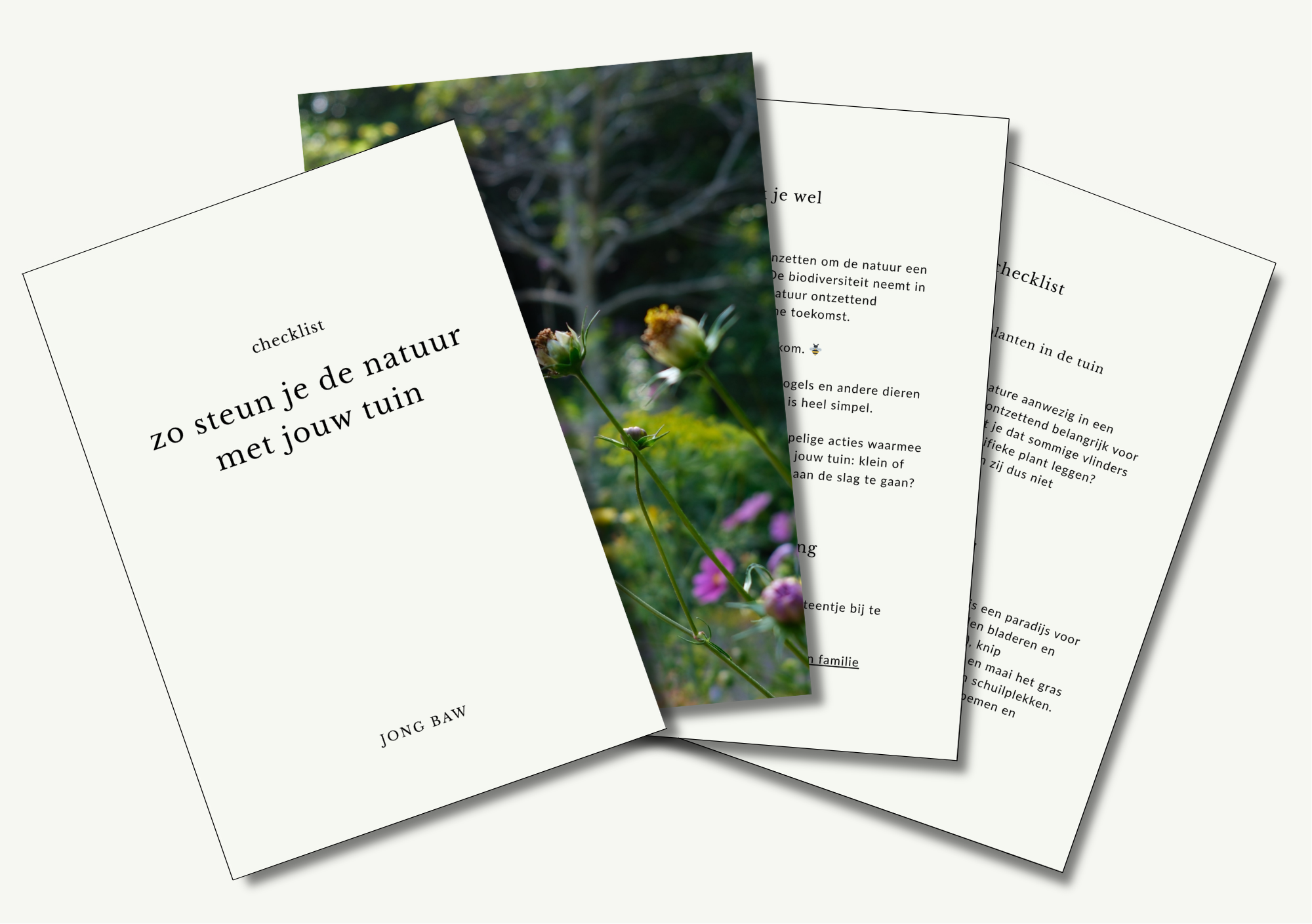 Drie blaadjes in een tuin met bloemen en groene bladeren.