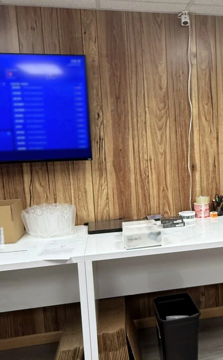 Pick and pack station with live shipment tracking on screen