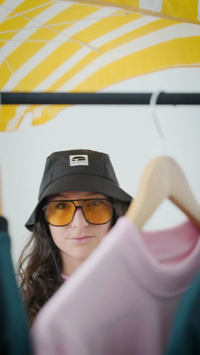 femme regardant des vêtements