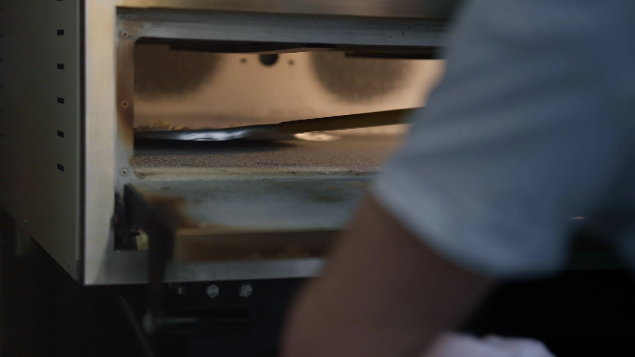 Vue d'une machine à micro-ondes avec un objet en train de se faire chauffer, vue partielle.