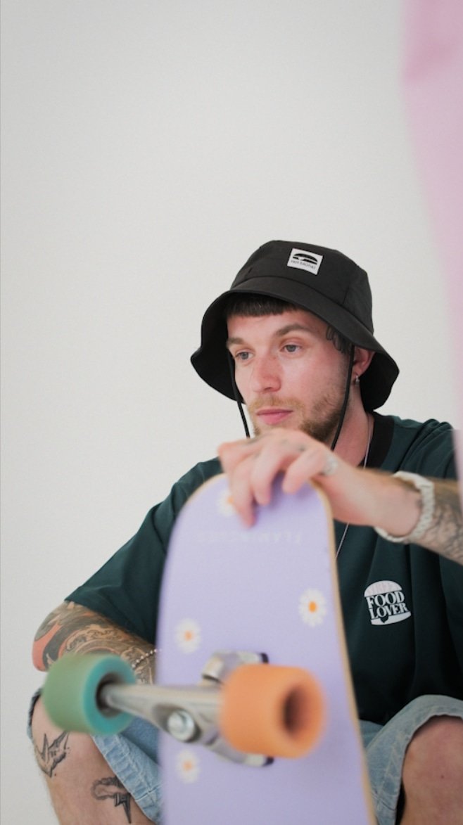 Homme posant pour un shooting vidéo