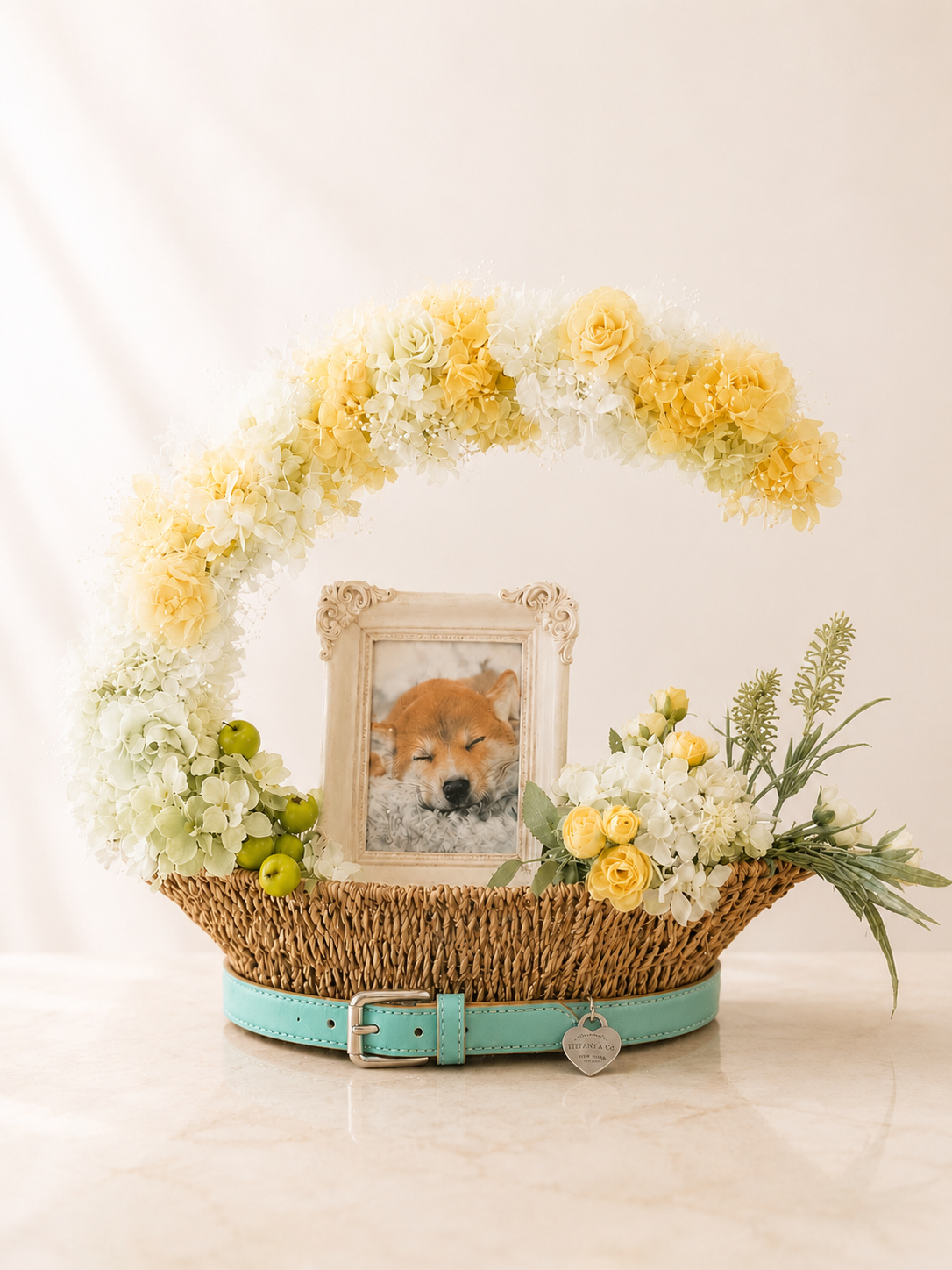 愛犬の写真を飾れる虹の橋モチーフのペット供養花、マサコモデストの白と黄色のアレンジ。プリザーブドフラワーとアーティフィシャルフラワー使用。
