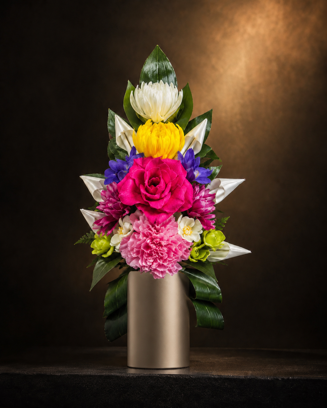 黒と金の背景で円筒形の花器に祈結「天翔」を正面から飾った使用イメージ。花器は付属しません