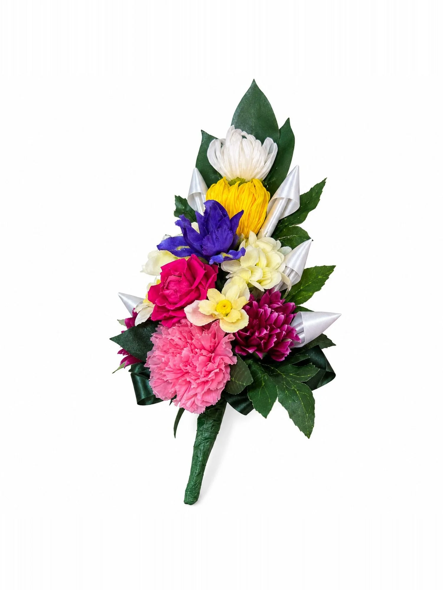 白背景で斜めから見た祈結「光華」。ピンク、紫、黄、白の花を束ねた仏花