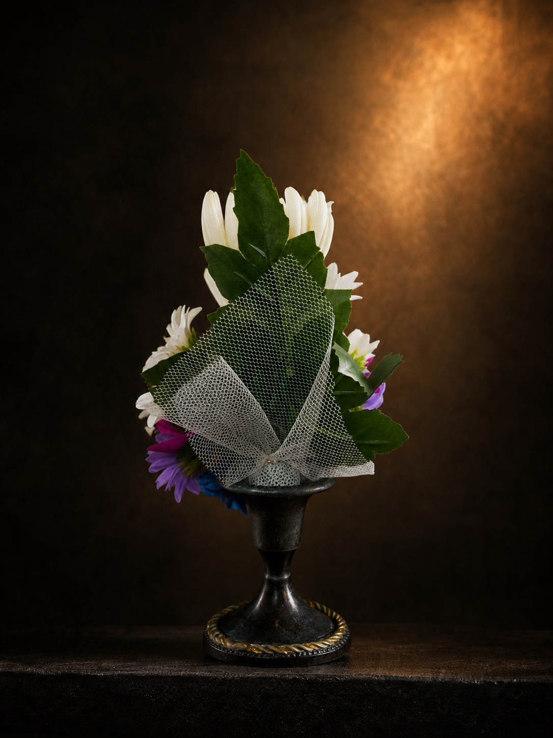 イノリユイの仏花「hazuki（葉月）」を背面から撮影した商品画像。黒い花立てに白・紫・ピンク・青の花々とグリーンを合わせ、背面まで丁寧に仕上げたマサコモデストの小ぶりなアーティフィシャルフラワー供養花。