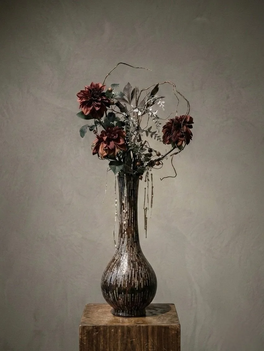 MASAKO TAKAMATSU 
SIGNATURE
a luxury line of MASAKO MODESTE

 #masakomodeste
#マサコモデスト
#ラグジュアリーインテリア
#名古屋インテリア
#上質な暮らし

深みのある色と、
静かな余白。

Deep, layered tones,
and a quiet expanse of negative space.
プリザーブドフラワー／アーティフィシャルフラワー／