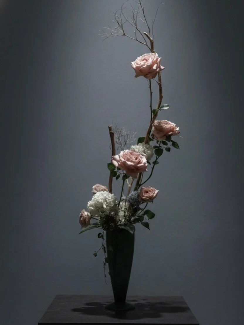 MASAKO TAKAMATSU 
SIGNATURE
a luxury line of MASAKO MODESTE

 #masakomodeste
#マサコモデスト
#ラグジュアリーインテリア
#名古屋インテリア
#上質な暮らし

やわらかな薔薇と
張りつめた枝。

対比が生む緊張感が、
空間に静かな存在感をもたらします。

Soft roses
against the tension of bare branches.

Their contrast creates a quiet in