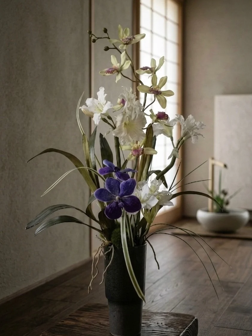 MASAKO TAKAMATSU 
SIGNATURE
a luxury line of MASAKO MODESTE

 #masakomodeste
#マサコモデスト
#ラグジュアリーインテリア
#名古屋インテリア
#上質な暮らし

こちらの作品はアーティフィシャルフラワーで構築しています。

自然のようでいて、
自然とは少し違う静かな存在感。

時間に縛られない美しさが、
空間に穏やかな緊張感を生み出します。

Layers of different flowers
forming a q