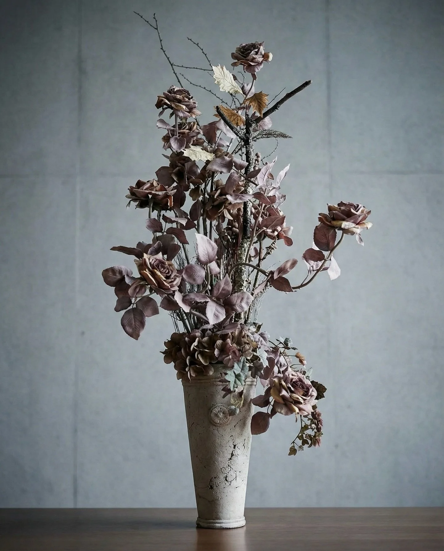 MASAKO TAKAMATSU 
SIGNATURE
a luxury line of MASAKO MODESTE

 #masakomodeste
#マサコモデスト
#ラグジュアリーインテリア
#名古屋インテリア
#上質な暮らし

沈んだ色彩が、空間に深みをもたらす。

くすみを帯びた薔薇と、乾いた枝の緊張感。
朽ちる手前の美しさが、余韻として残ります。

華やかさではなく、
&ldquo;時間&rdquo;を感じる花のかたち。

プリザーブドフラワー／アーティフィシャルフラワー／空間装飾