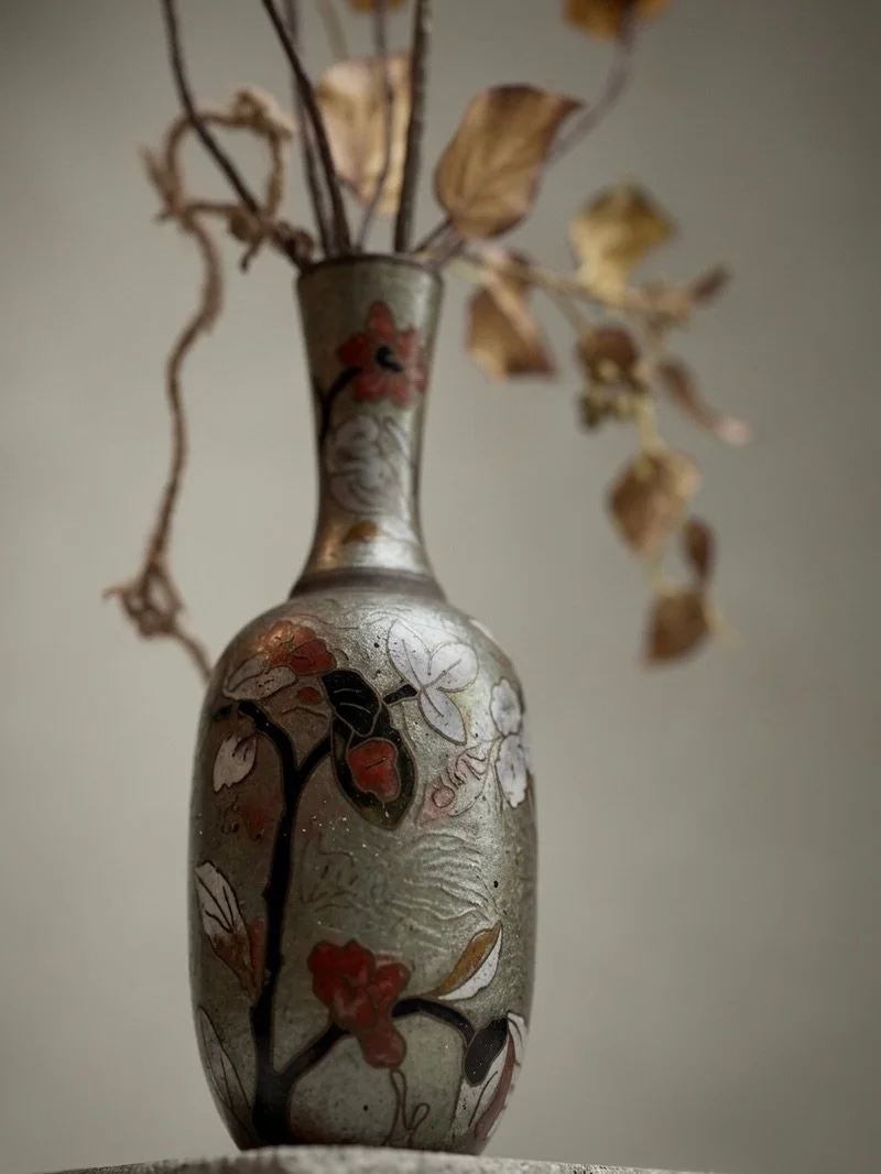 MASAKO TAKAMATSU 
SIGNATURE
a luxury line of MASAKO MODESTE

 #masakomodeste
#マサコモデスト
#ラグジュアリーインテリア
#名古屋インテリア
#上質な暮らし

強さと繊細さのバランス。

派手じゃないのに、目を引く存在感。
自然の流れをそのまま閉じ込めたようなフォルム。

ひとつひとつのラインが、
空間に余白をつくる

プリザーブドフラワー／アーティフィシャルフラワー／空間装飾／レンタル