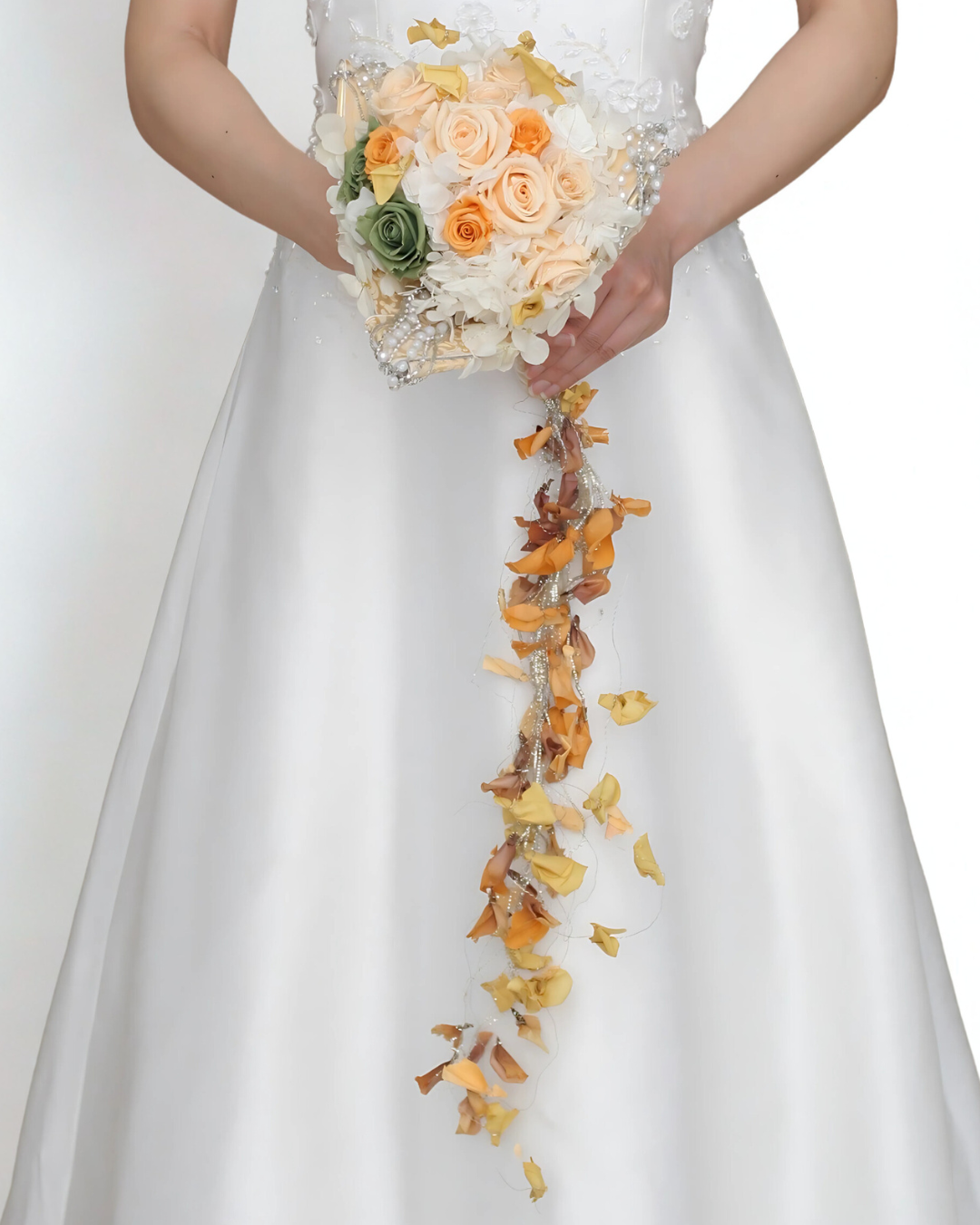 結婚式の白いドレスを着た花嫁が花束を持っている