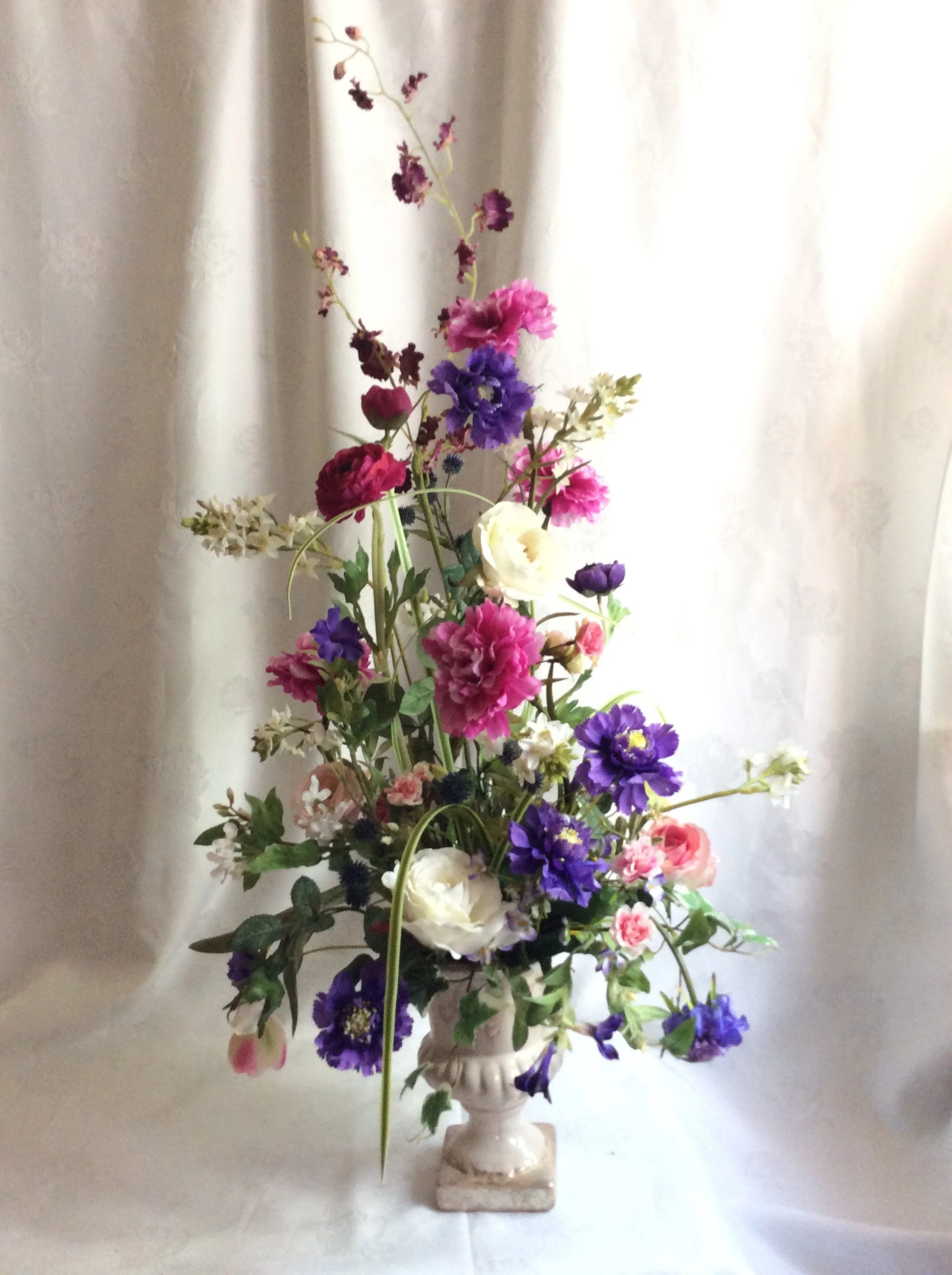 名古屋を拠点とするMASAKO MODESTE（マサコモデスト）のフラワーレンタルサービス。空間を彩る、季節の花々を使用した華やかで洗練された大型フラワーアレンジメント。