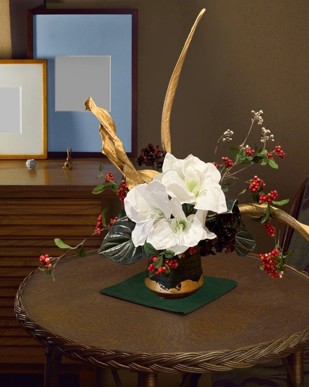 名古屋にあるMASAKO MODESTE（マサコモデスト）の高級アーティフィシャルフラワー。白いユリと赤い実をあしらった、和モダンで洗練されたフラワーアレンジメント。