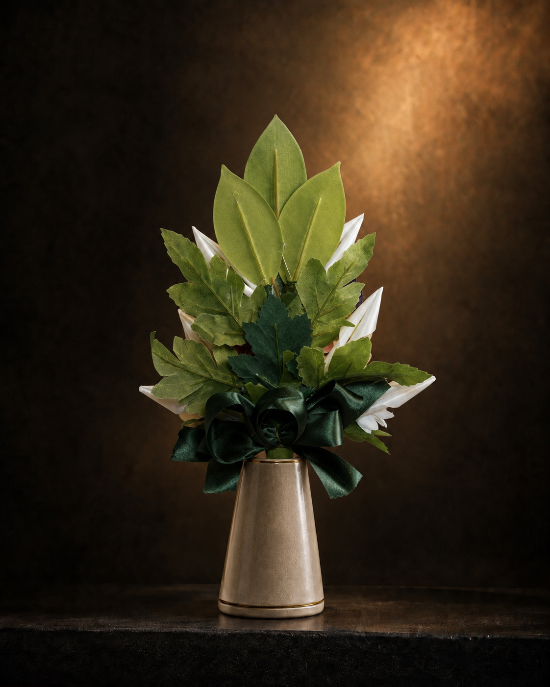 マサコモデストの仏花ブランド「イノリユイ」の清華を背面から撮影した商品画像。プリザーブドフラワーとアーティフィシャルフラワーを使用し、背面の葉やリボンの仕立てまで丁寧に整えた水替え不要の高級モダン仏花。