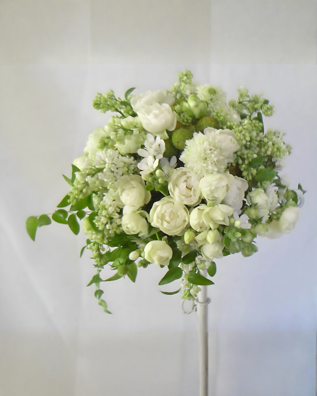 白や淡い緑色の花で構成されたブーケ