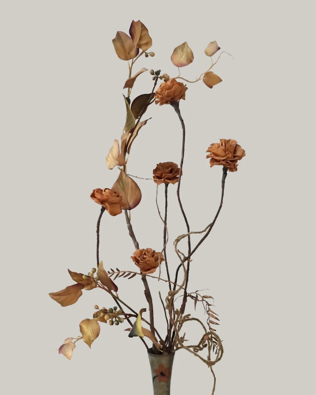 名古屋にあるMASAKO MODESTE（マサコモデスト）のブランドコンセプトを象徴するフラワー作品。控えめで洗練された「静けさと余白」を感じさせる、ニュアンスカラーのドライテイスト・プリザーブドフラワーデザイン。